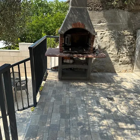 別荘 Vidovic -lara トゥルパニ